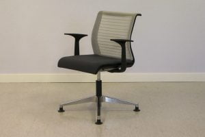 Neuvotteluryhmä – 6 kpl Steelcase Think tuoleja & 100x206cm neuvottelupöytä Toimistoplus Käytetyt toimistokalusteet 11