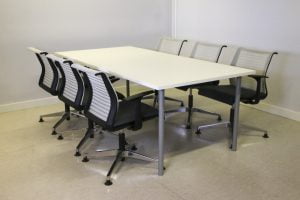 Neuvotteluryhmä – 6 kpl Steelcase Think tuoleja & 100x206cm neuvottelupöytä Toimistoplus Käytetyt toimistokalusteet 6