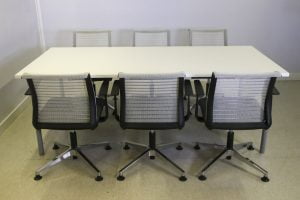 Neuvotteluryhmä – 6 kpl Steelcase Think tuoleja & 100x206cm neuvottelupöytä Toimistoplus Käytetyt toimistokalusteet 8