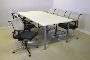 Neuvotteluryhmä – 6 kpl Steelcase Think tuoleja & 100x206cm neuvottelupöytä Toimistoplus Käytetyt toimistokalusteet 7