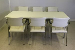 Neuvotteluryhmä – 6kpl Martela Form tuolia & 100×206 cm Plus neuvottelupöytä Toimistoplus Käytetyt toimistokalusteet 6