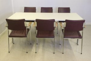 Neuvotteluryhmä – 6kpl Martela Form tuolia & 100×206 cm Plus neuvottelupöytä Toimistoplus Käytetyt toimistokalusteet 6