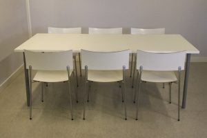 Neuvotteluryhmä – 6kpl Piiroinen Chip tuolia & 100×206 cm Plus neuvottelupöytä Toimistoplus Käytetyt toimistokalusteet 6