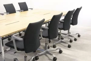 Neuvotteluryhmä 8kpl Håg H04 Communication tuoli & Mobel Nippu pöytä 280×140 cm Toimistoplus Käytetyt toimistokalusteet 8