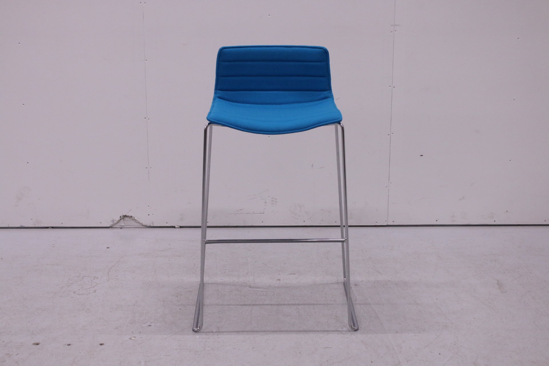 Arper Catifa 46 -baarituoli Toimistoplus Käytetyt toimistokalusteet 3 Arper Catifa 46 -baarituoli Toimistoplus Käytetyt toimistokalusteet 3