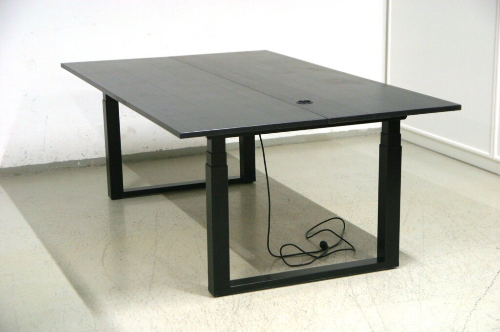 Martela Frankie sähkösäätöinen neuvottelupöytä 200*120 cm Toimistoplus Käytetyt toimistokalusteet