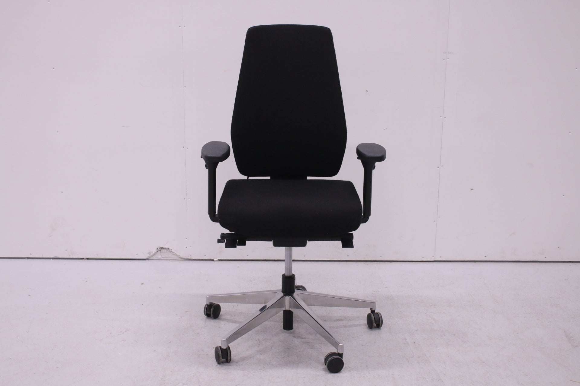 Modeo Linja L-työtuoli, musta Toimistoplus Käytetyt toimistokalusteet 3 Modeo Linja L-työtuoli, musta Toimistoplus Käytetyt toimistokalusteet 3