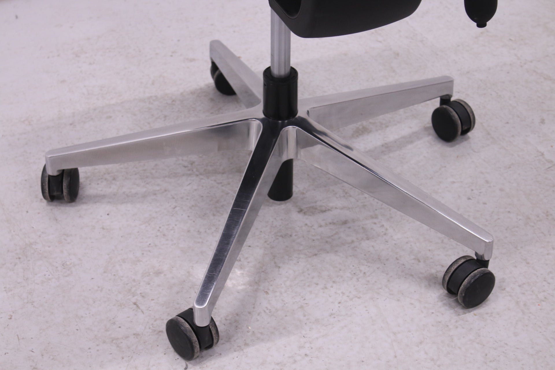 Modeo Linja L-työtuoli, musta Toimistoplus Käytetyt toimistokalusteet 8 Modeo Linja L-työtuoli, musta Toimistoplus Käytetyt toimistokalusteet 8