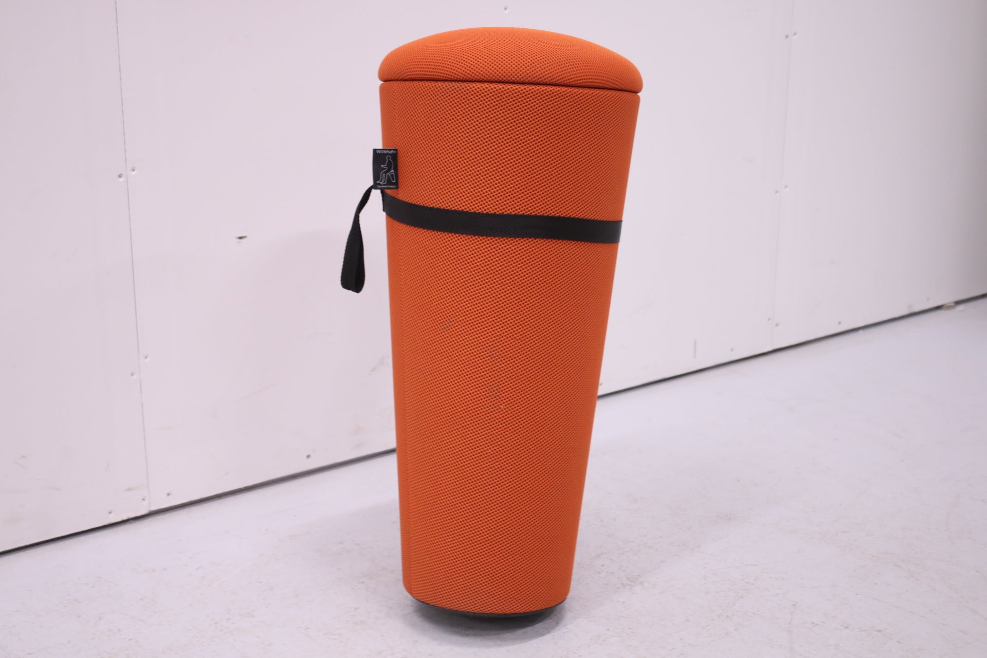 Wilkhan Stand – Up jakkara, oranssi Toimistoplus Aulakalusteet 2 Wilkhan Stand – Up jakkara, oranssi Toimistoplus Aulakalusteet 2